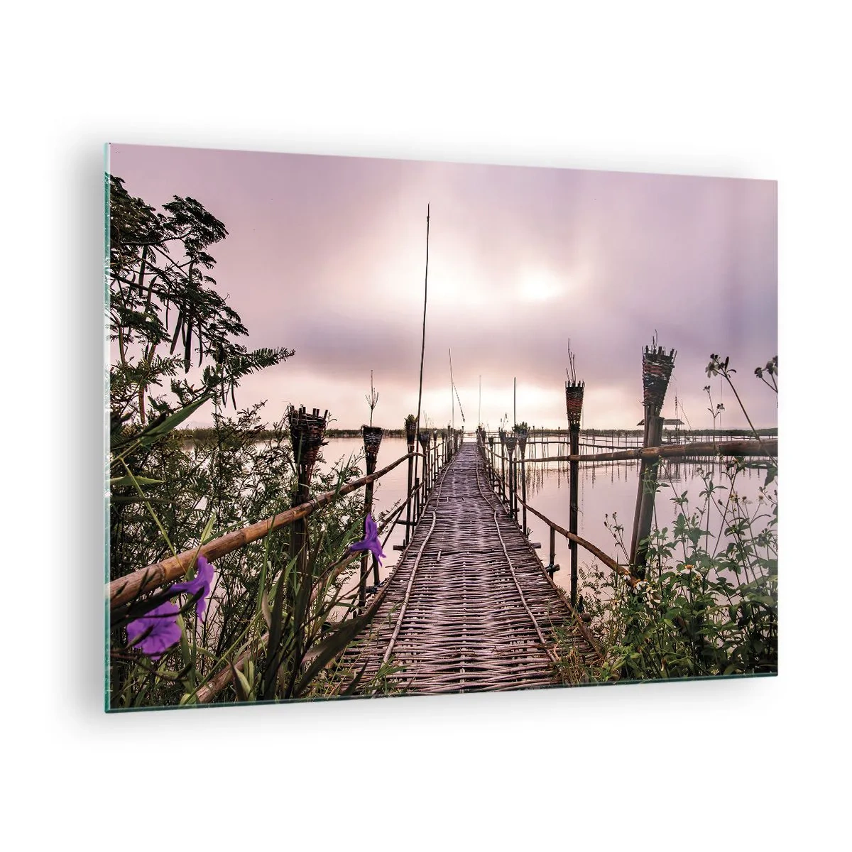 Quadro em vidro - Uma ponte de bambu que atravessa o lago, cercada por plantas e flores - 70x50cm - Paz e tranquilidade da Ásia - Decoração de parede moderna para a sala de estar e quarto ARTTOR