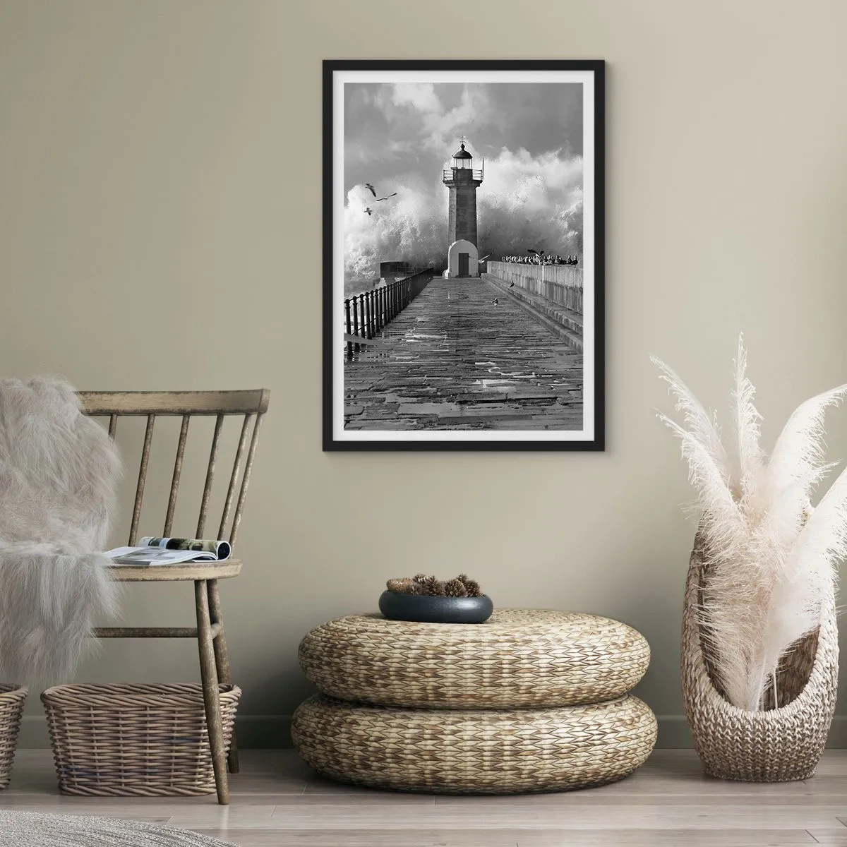 Pôster com moldura preta - Um farol preto e branco cercado por ondas - 50x70cm - Destemida - Decoração de parede moderna para a sala de estar e quarto ARTTOR