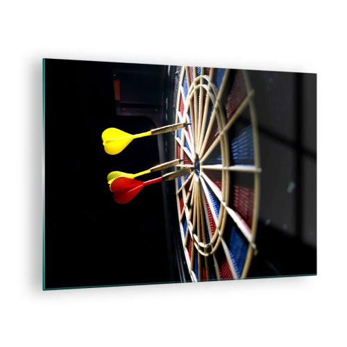 Quadro em vidro - Dardos atingindo um alvo em um ambiente escuro - 70x50cm - Direto ao ponto - Decoração de parede moderna para a sala de estar e quarto ARTTOR
