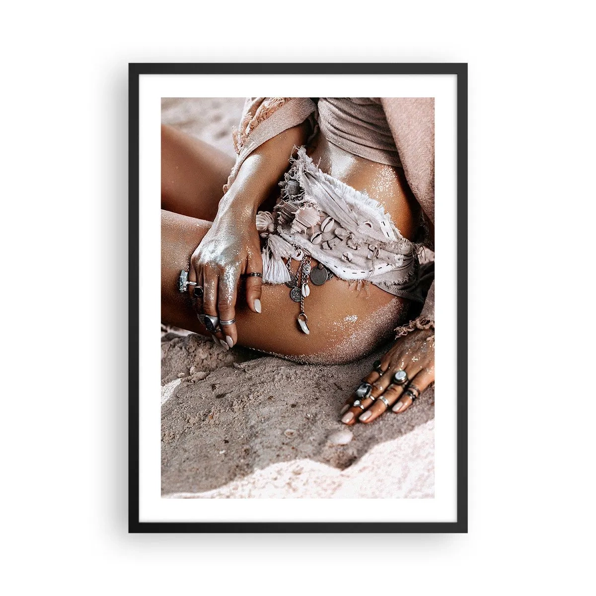 Pôster com moldura preta - Mulher estilo boho em uma praia de areia com decorações de conchas - 50x70cm - Expulsa pelas ondas? - Decoração de parede moderna para a sala de estar e quarto ARTTOR