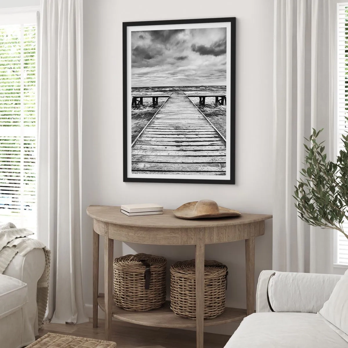 Pôster com moldura preta - Um píer de madeira preto e branco sobre um mar tempestuoso - 50x70cm - Estou à espera do vento, que vai dispersar... - Decoração de parede moderna para a sala de estar e quarto ARTTOR