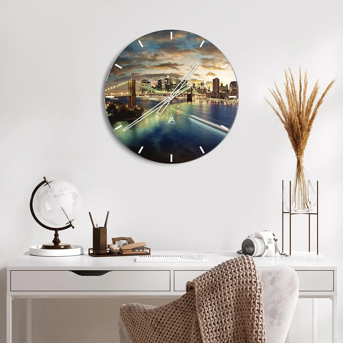 Relógio de parede - Relógio em vidro - Horizonte da cidade de Nova York ao entardecer com a Ponte do Brooklyn - 30x30cm - Uma noite bem iluminada em Manhattan - Decoração de parede moderna para a sala de estar, cozinha e quarto ARTTOR