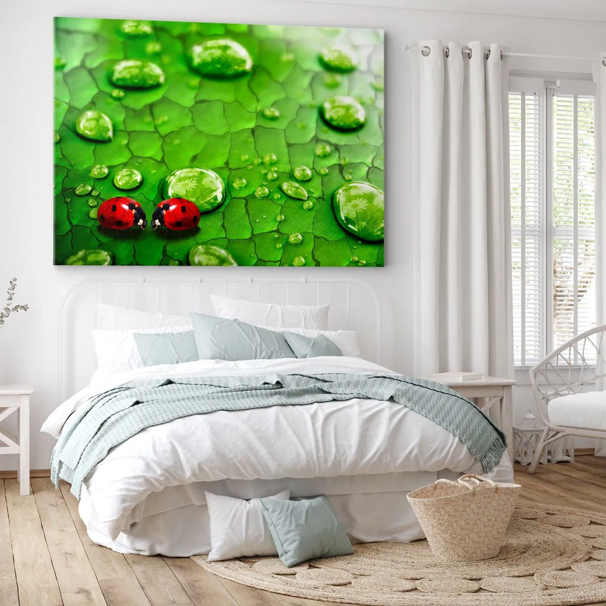 Quadro em tela - Duas joaninhas em uma folha com gotas de água em fotografia macro - 70x50cm - Reunião em verde - Decoração de parede moderna para a sala de estar e quarto ARTTOR