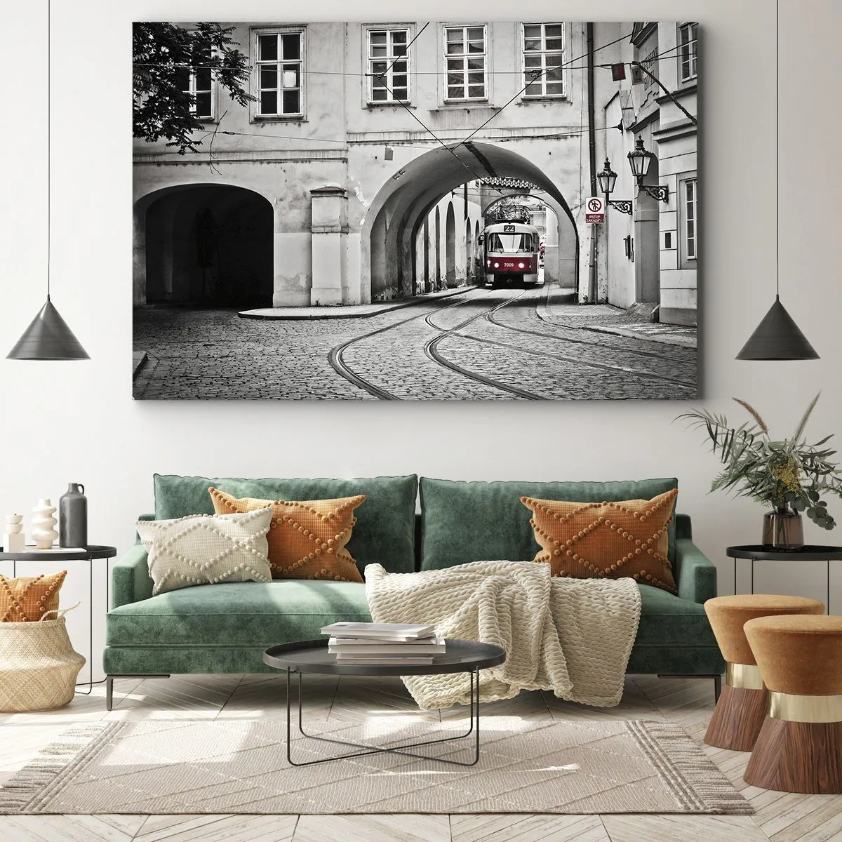 Quadro em tela - Um bonde preto e branco em uma rua histórica da cidade - 70x50cm - Através do labirinto urbano - Decoração de parede moderna para a sala de estar e quarto ARTTOR