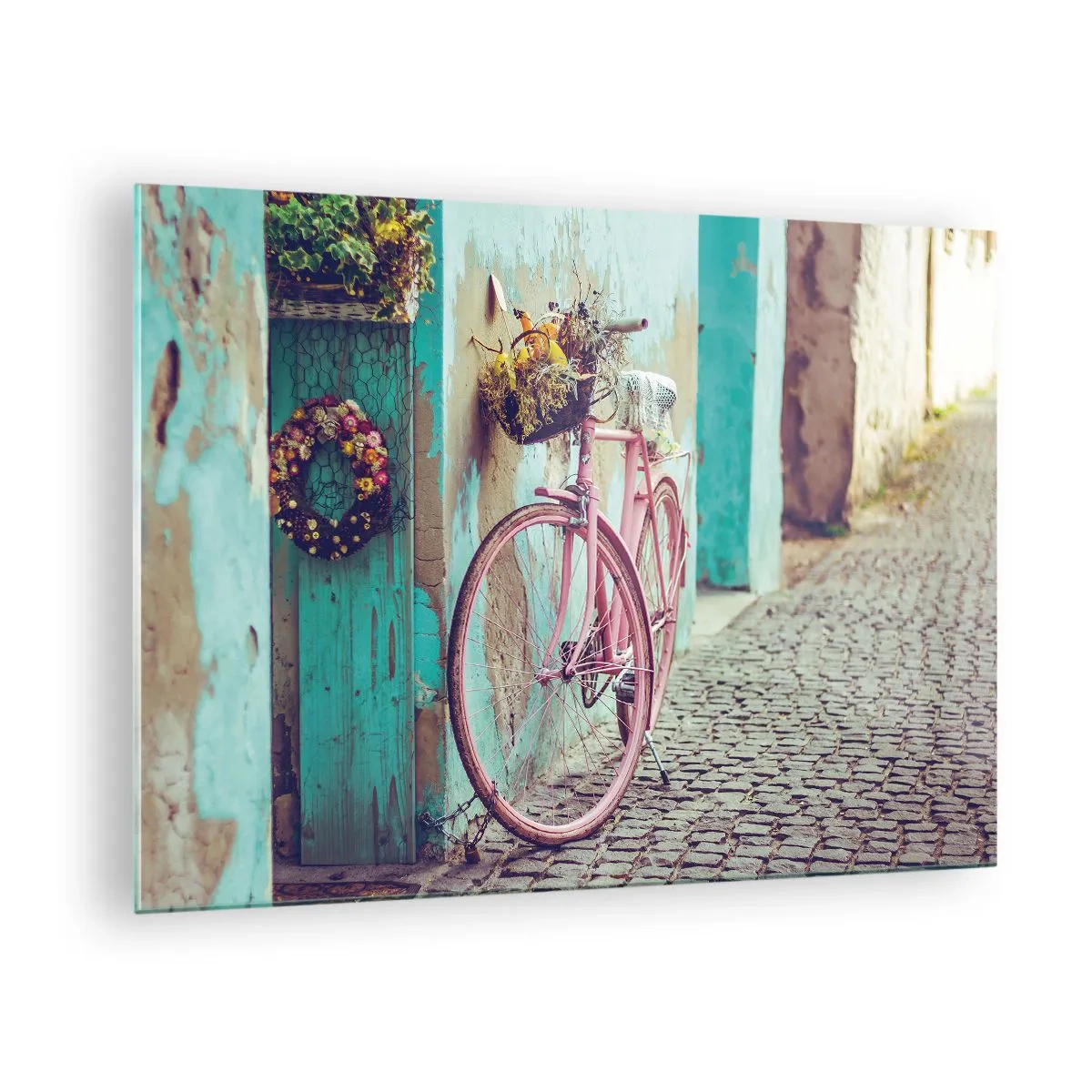 Quadro em vidro - Uma bicicleta rosa encostada em uma parede com flores em cestos, sobre um fundo pastel. - 70x50cm - Volto logo - Decoração de parede moderna para a sala de estar e quarto ARTTOR