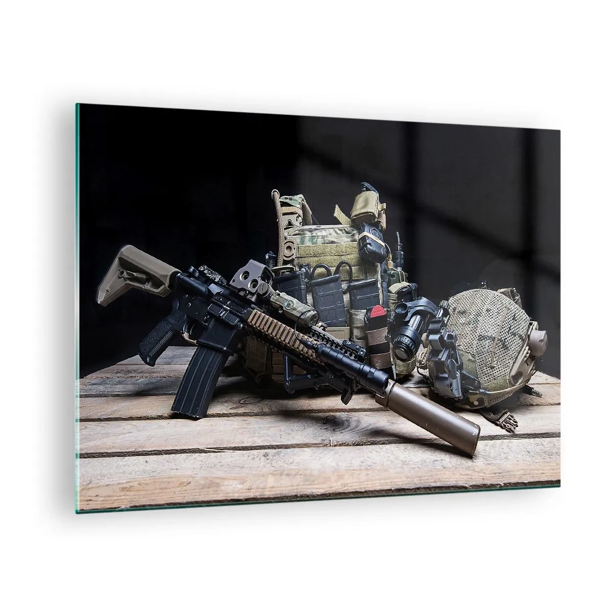 Quadro em vidro - Equipamentos táticos e armas dispostos sobre uma mesa de madeira - 70x50cm - Descanse! - Decoração de parede moderna para a sala de estar e quarto ARTTOR