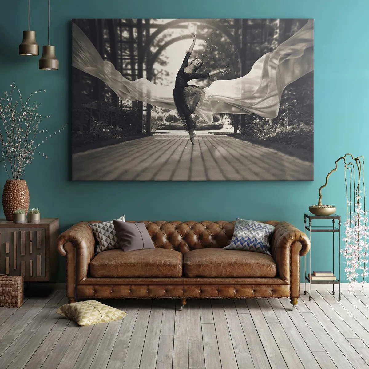Quadro em tela - Uma dançarina com um vestido esvoaçante executa um salto tendo como pano de fundo um jardim preto e branco. - 70x50cm - A dança do espírito do jardim - Decoração de parede moderna para a sala de estar e quarto ARTTOR