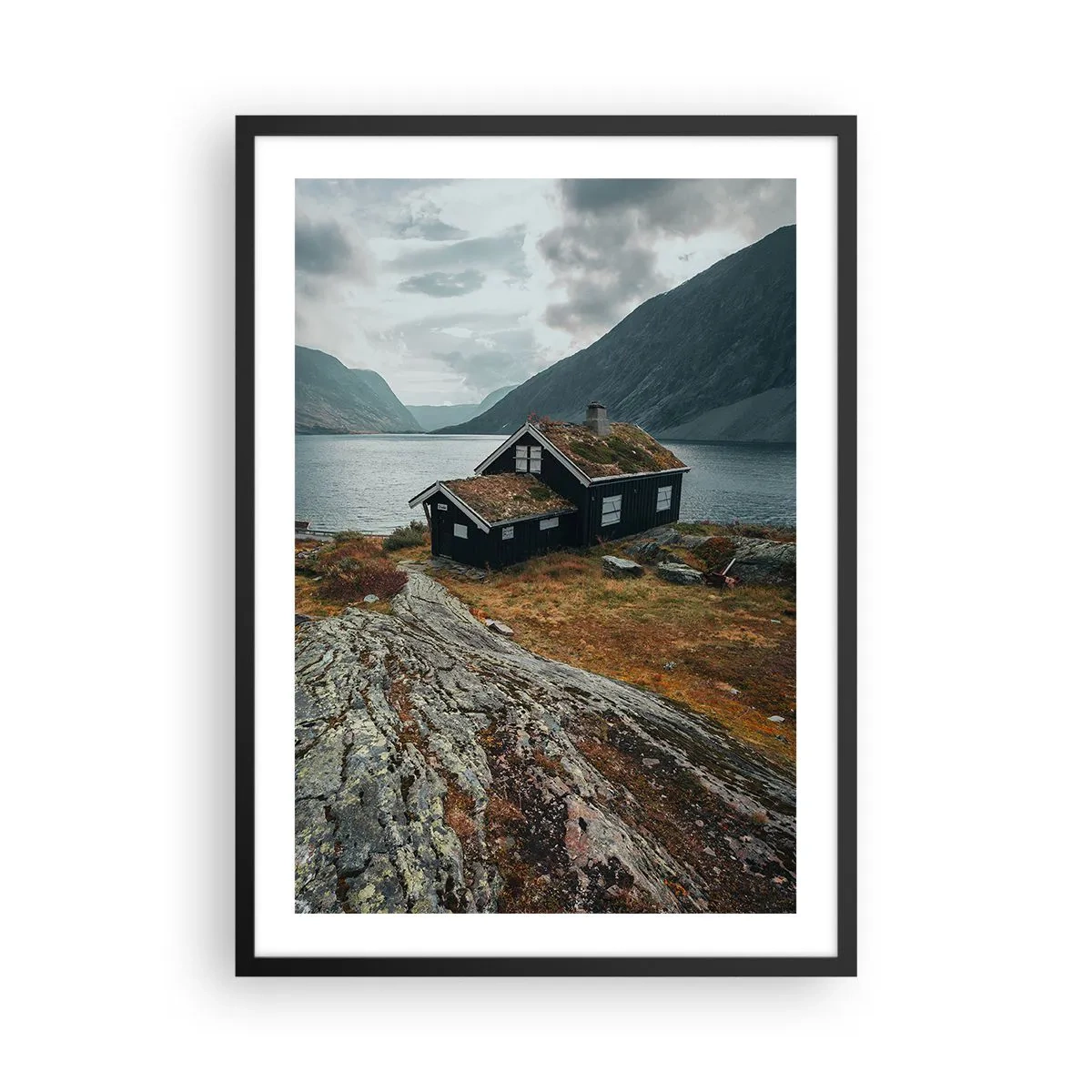 Pôster com moldura preta - Uma casa de campo solitária perto de um fiorde em uma paisagem escandinava acidentada - 50x70cm - Uma estância de verão junto ao fiorde - Decoração de parede moderna para a sala de estar e quarto ARTTOR