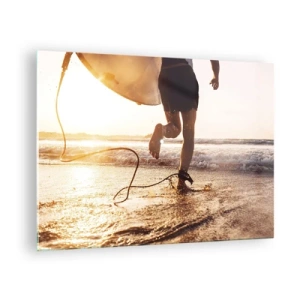 Quadro em vidro - Um surfista corre com sua prancha pela praia ao pôr do sol. - 70x50cm - Encontro das ondas - Decoração de parede moderna para a sala de estar e quarto ARTTOR