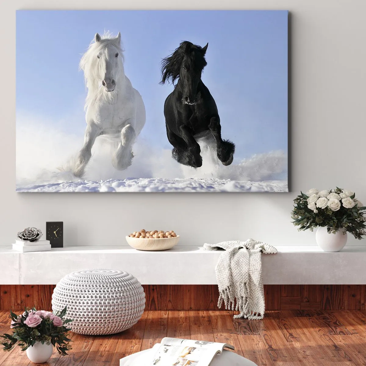 Quadro em tela - Um cavalo branco e um preto galopando pela neve - 70x50cm - Galope preto e branco - Decoração de parede moderna para a sala de estar e quarto ARTTOR