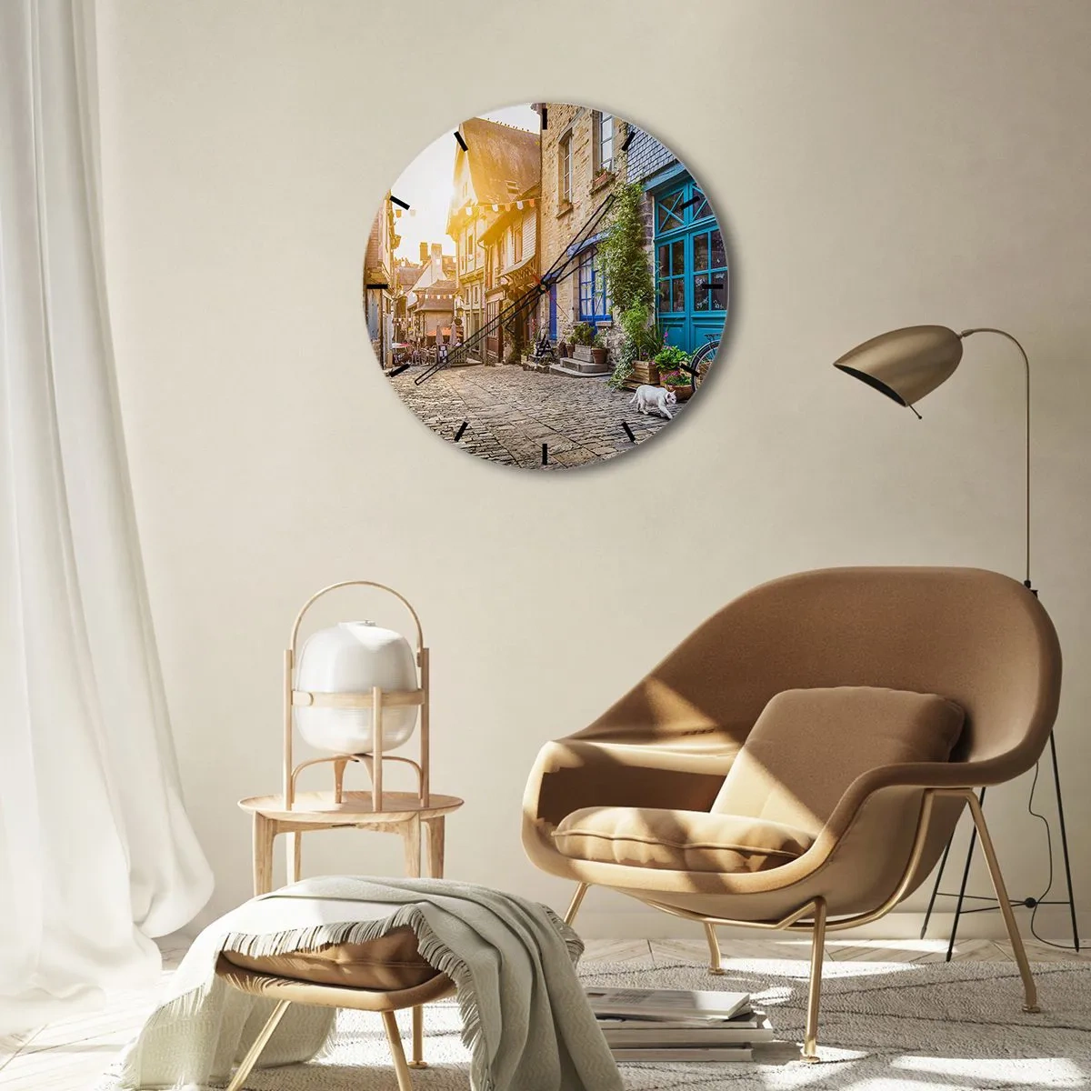 Relógio de parede - Relógio em vidro - Uma rua encantadora com casas de cortiços, flores e um cachorro branco - 30x30cm - O espírito branco da cidade - Decoração de parede moderna para a sala de estar, cozinha e quarto ARTTOR