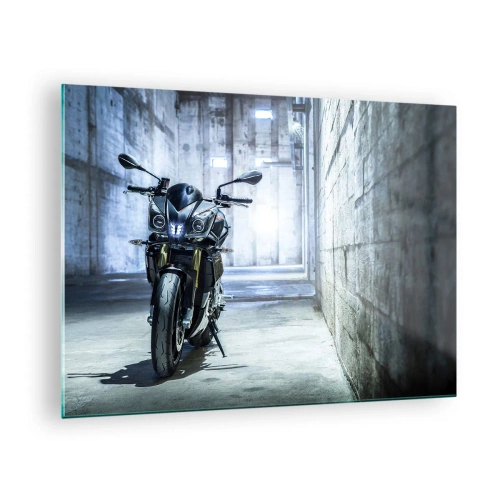 Quadro em vidro - Uma motocicleta em um interior industrial com paredes de concreto - 70x50cm - Antes do motor rugir - Decoração de parede moderna para a sala de estar e quarto ARTTOR