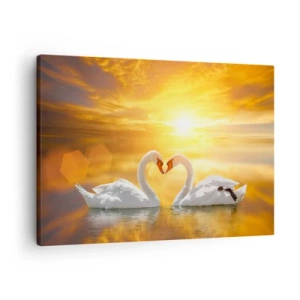 Quadro em tela - Uma cena romântica de dois cisnes formando um coração tendo como pano de fundo um pôr do sol dourado. - 70x50cm - Coração é a palavra mais bonita do mundo... - Decoração de parede moderna para a sala de estar e quarto ARTTOR