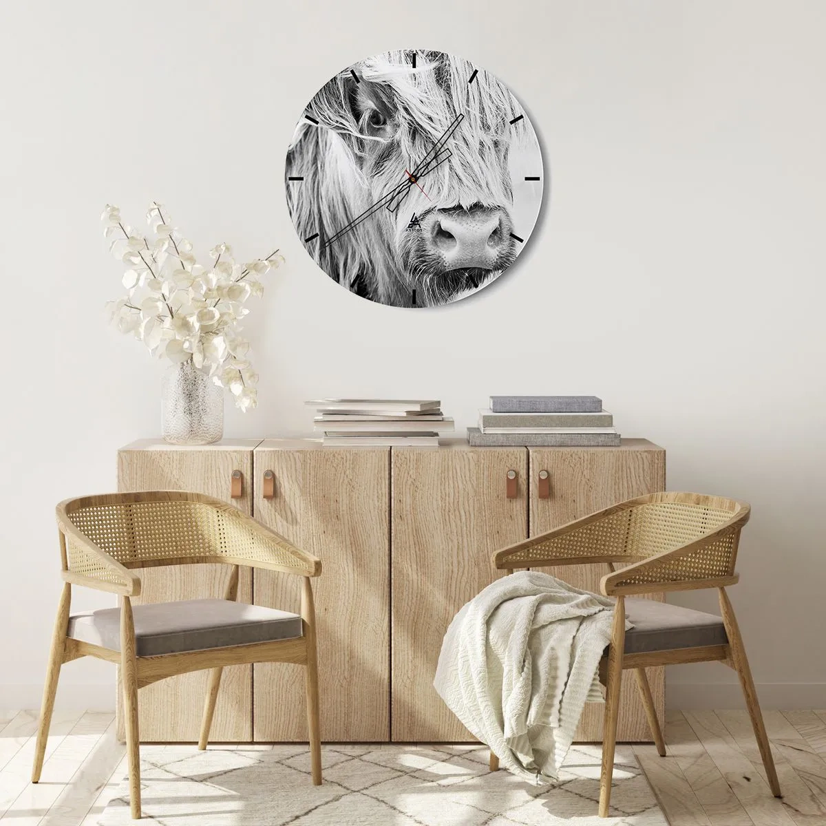 Relógio de parede - Relógio em vidro - Retrato de um gado escocês de pelo longo em preto e branco - 30x30cm - Natureza selvagem escocesa - Decoração de parede moderna para a sala de estar, cozinha e quarto ARTTOR