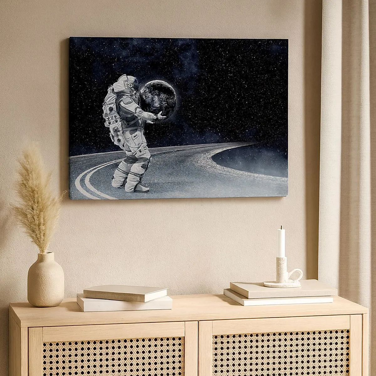 Quadro em tela - Astronauta com a Terra contra o céu estrelado - 70x50cm - Na Via Láctea - Decoração de parede moderna para a sala de estar e quarto ARTTOR