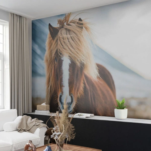 Papel de Parede Standard Eco - Um cavalo com uma crina exuberante em uma paisagem montanhosa - 100x70cm - Sentes a liberdade? - Decoração de parede moderna para a sala de estar e quarto ARTTOR