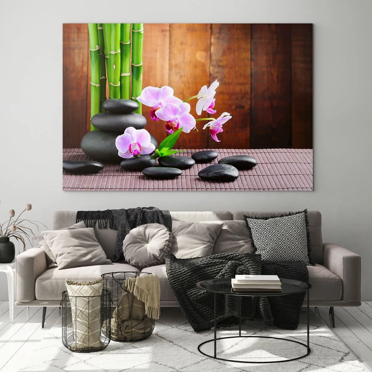Quadro em vidro - Orquídeas cor de rosa, bambu e pedras pretas contra uma parede de madeira - 70x50cm - Experimente os prazeres do Oriente - Decoração de parede moderna para a sala de estar e quarto ARTTOR