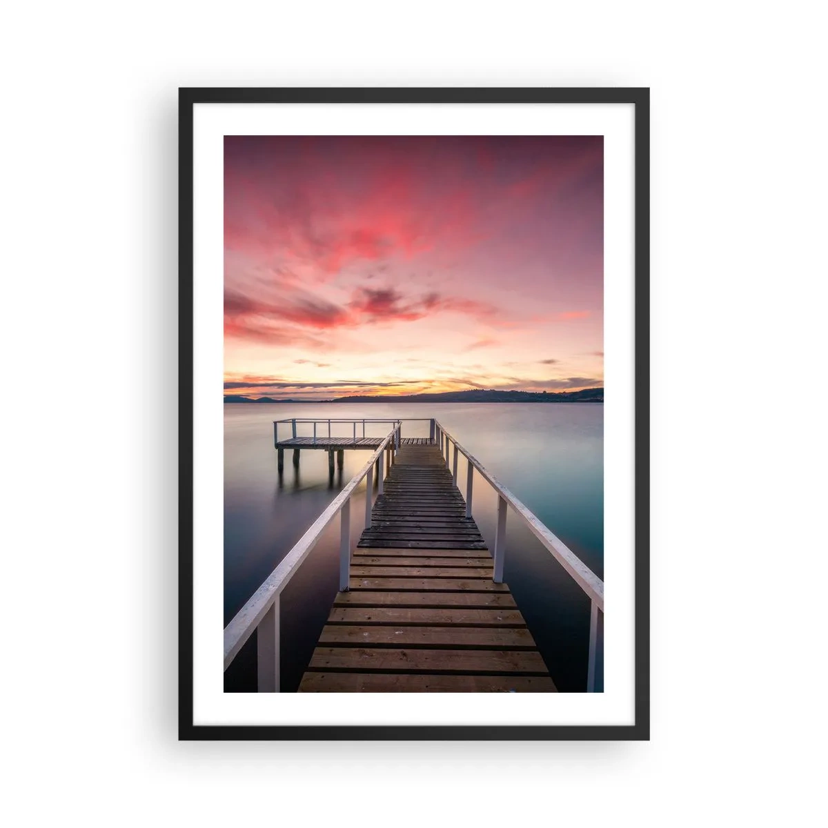 Pôster com moldura preta - Um píer no lago à luz do pôr do sol - 50x70cm - A chama suave da noite - Decoração de parede moderna para a sala de estar e quarto ARTTOR