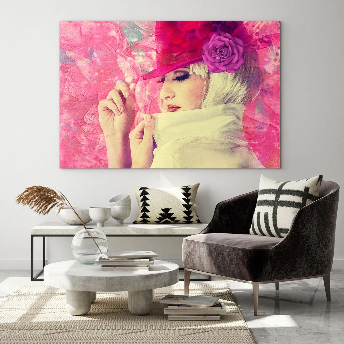 Quadro em vidro - Ilustração de uma mulher com um chapéu rosa e uma flor ao fundo - 70x50cm - Retrato retro em rosa - Decoração de parede moderna para a sala de estar e quarto ARTTOR