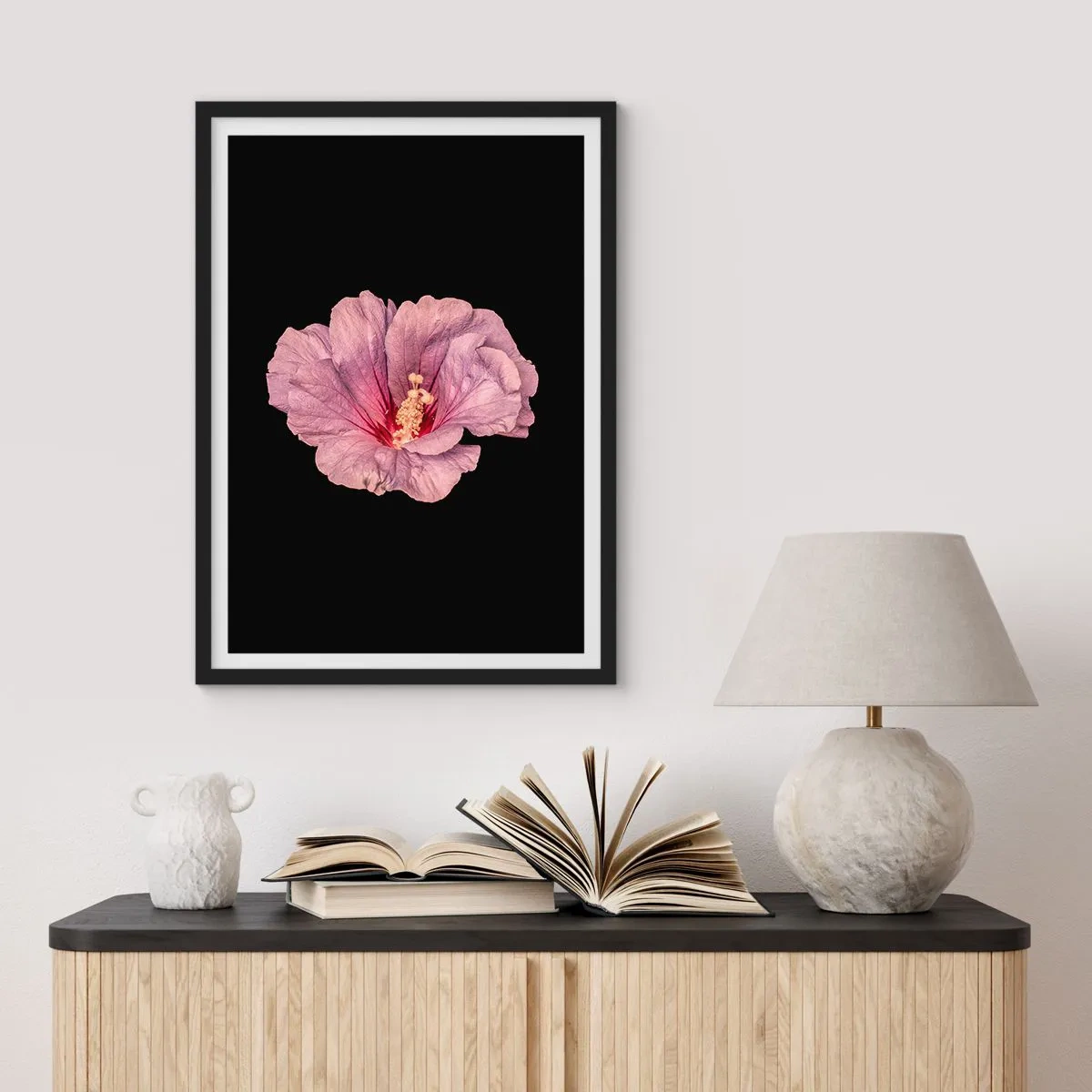Pôster com moldura preta - Delicada flor de hibisco rosa sobre fundo preto - 50x70cm - Direto para o coração - Decoração de parede moderna para a sala de estar e quarto ARTTOR