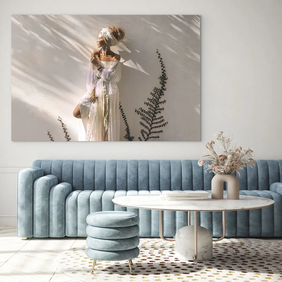Quadro em vidro - Uma mulher em estilo boho contra o fundo de uma parede clara e sombras de plantas - 70x50cm - O sol e a garota - Decoração de parede moderna para a sala de estar e quarto ARTTOR