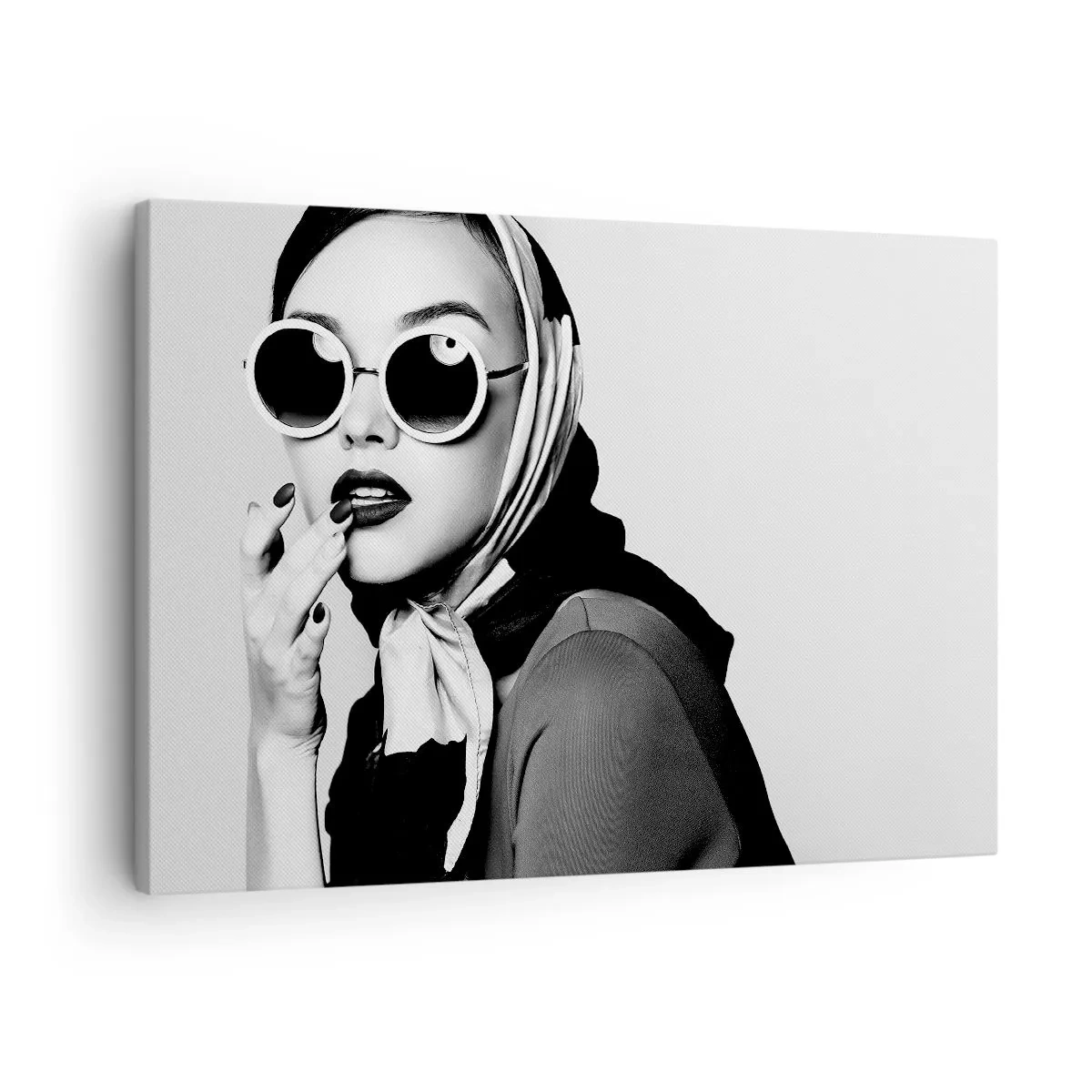 Quadro em tela - Retrato em preto e branco de uma mulher usando óculos e lenço na cabeça - 70x50cm - Saudações dos anos 60 - Decoração de parede moderna para a sala de estar e quarto ARTTOR