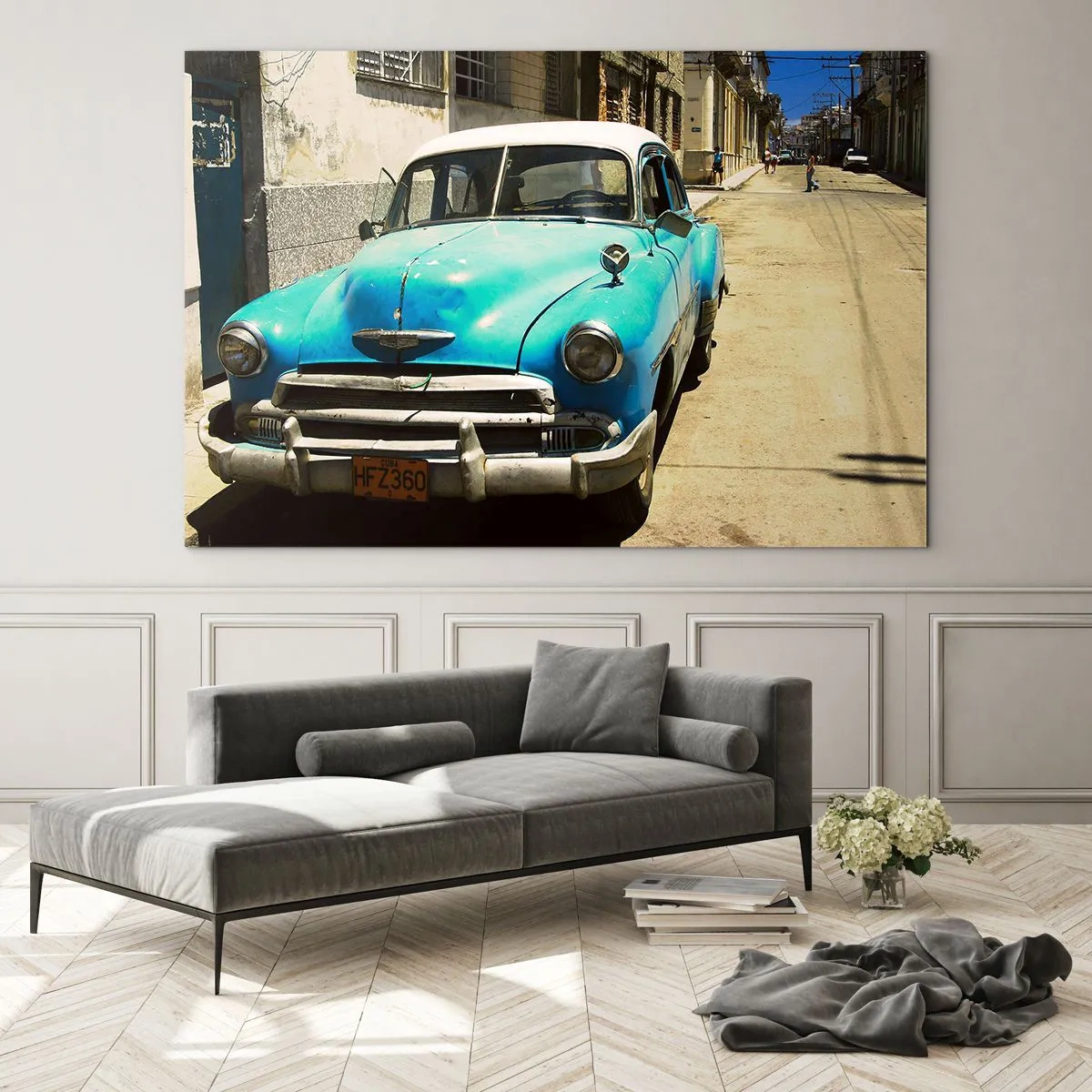 Quadro em vidro - Carro azul antigo na rua ao sol - 70x50cm - Evviva Cuba! - Decoração de parede moderna para a sala de estar e quarto ARTTOR