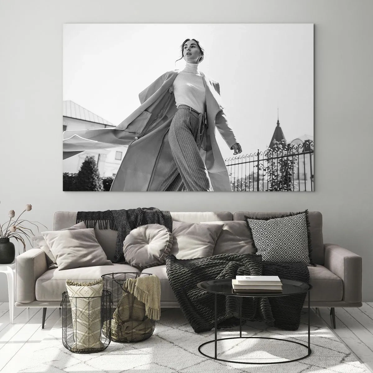 Quadro em vidro - Uma mulher elegante em movimento tendo como pano de fundo a arquitetura urbana - 70x50cm - Vens comigo? - Decoração de parede moderna para a sala de estar e quarto ARTTOR