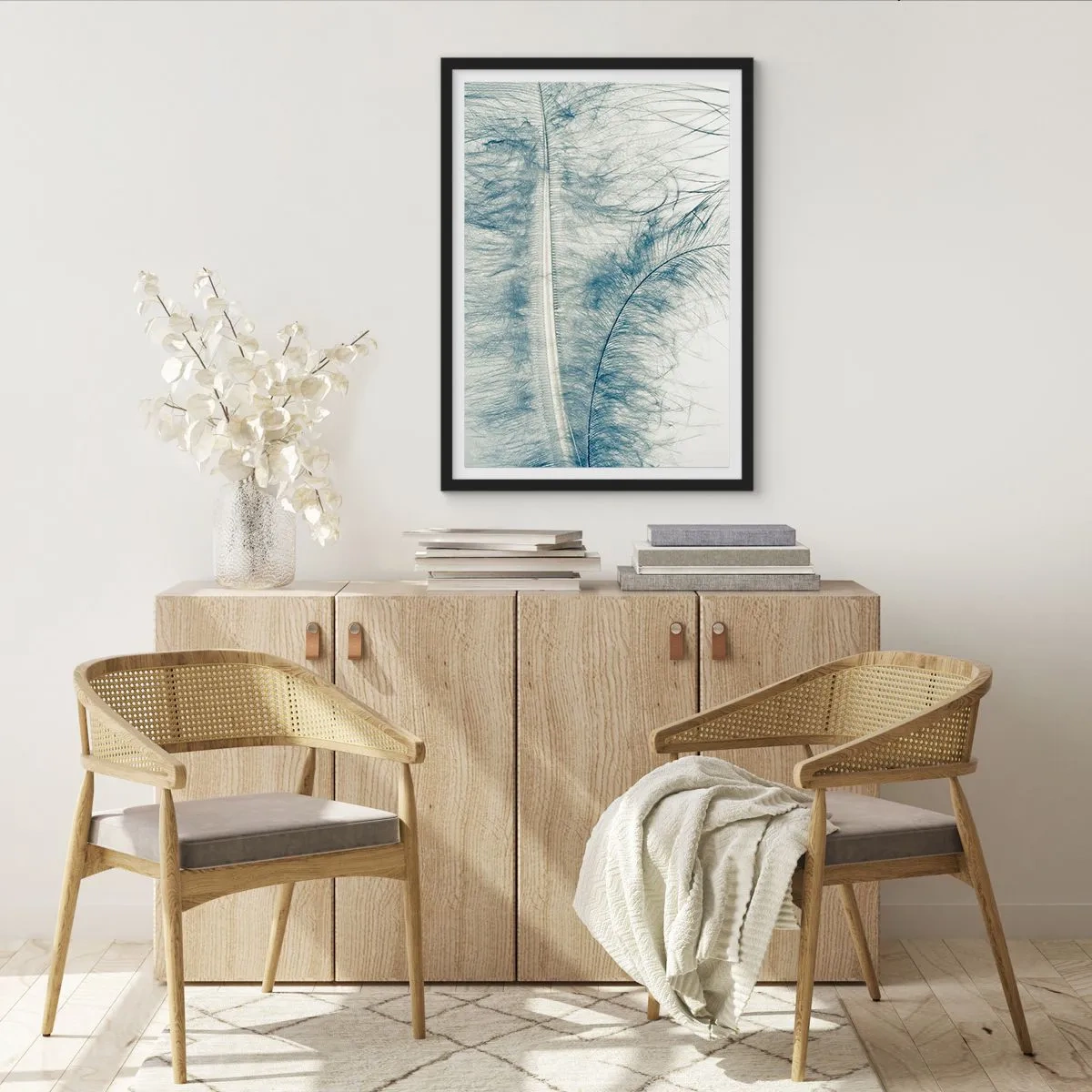 Pôster com moldura preta - Uma pena delicada em tons sutis de azul - 50x70cm - O sussurro da natureza - Decoração de parede moderna para a sala de estar e quarto ARTTOR