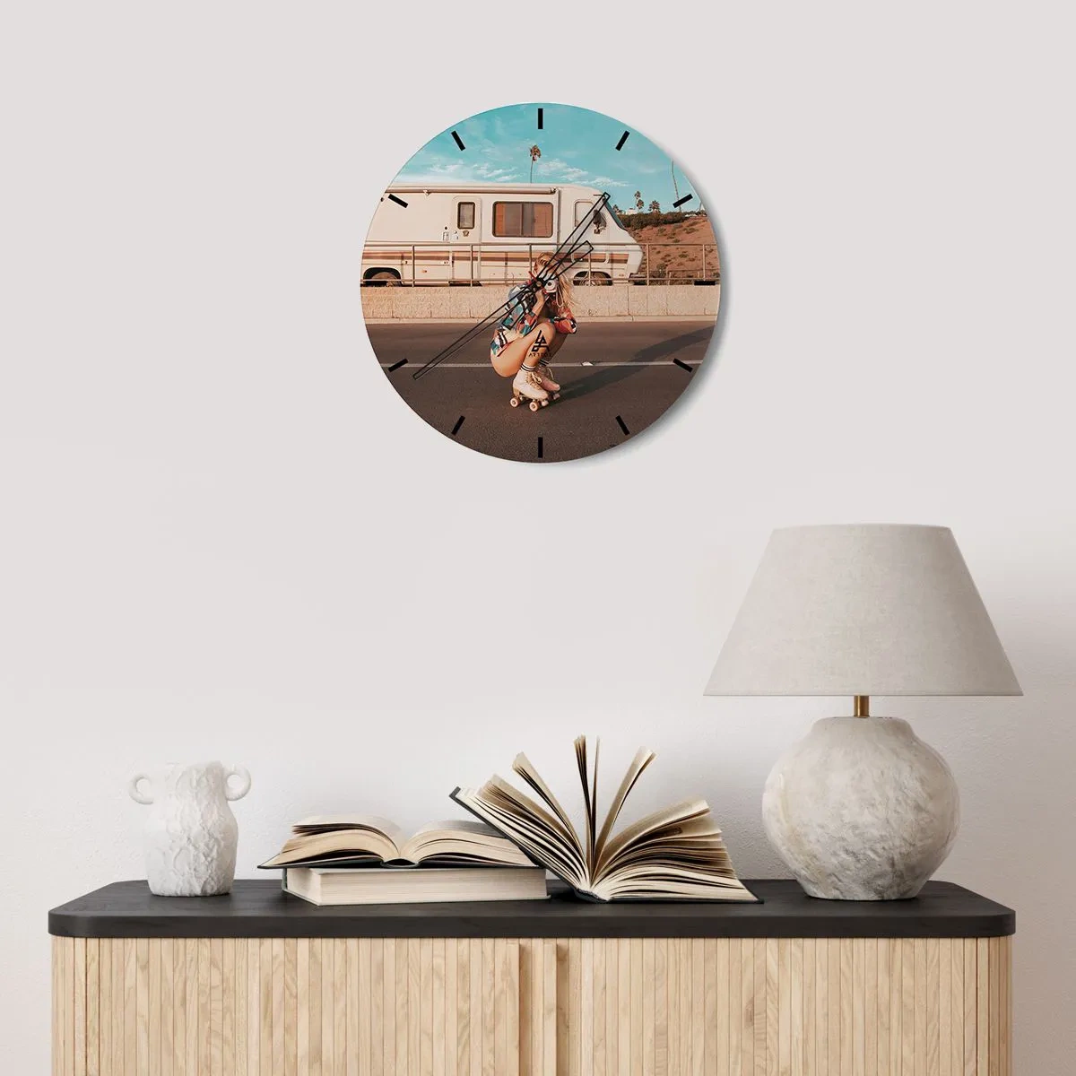 Relógio de parede - Relógio em vidro - Uma garota patinando na frente de um trailer em um dia ensolarado - 30x30cm - Sorria, por favor! - Decoração de parede moderna para a sala de estar, cozinha e quarto ARTTOR