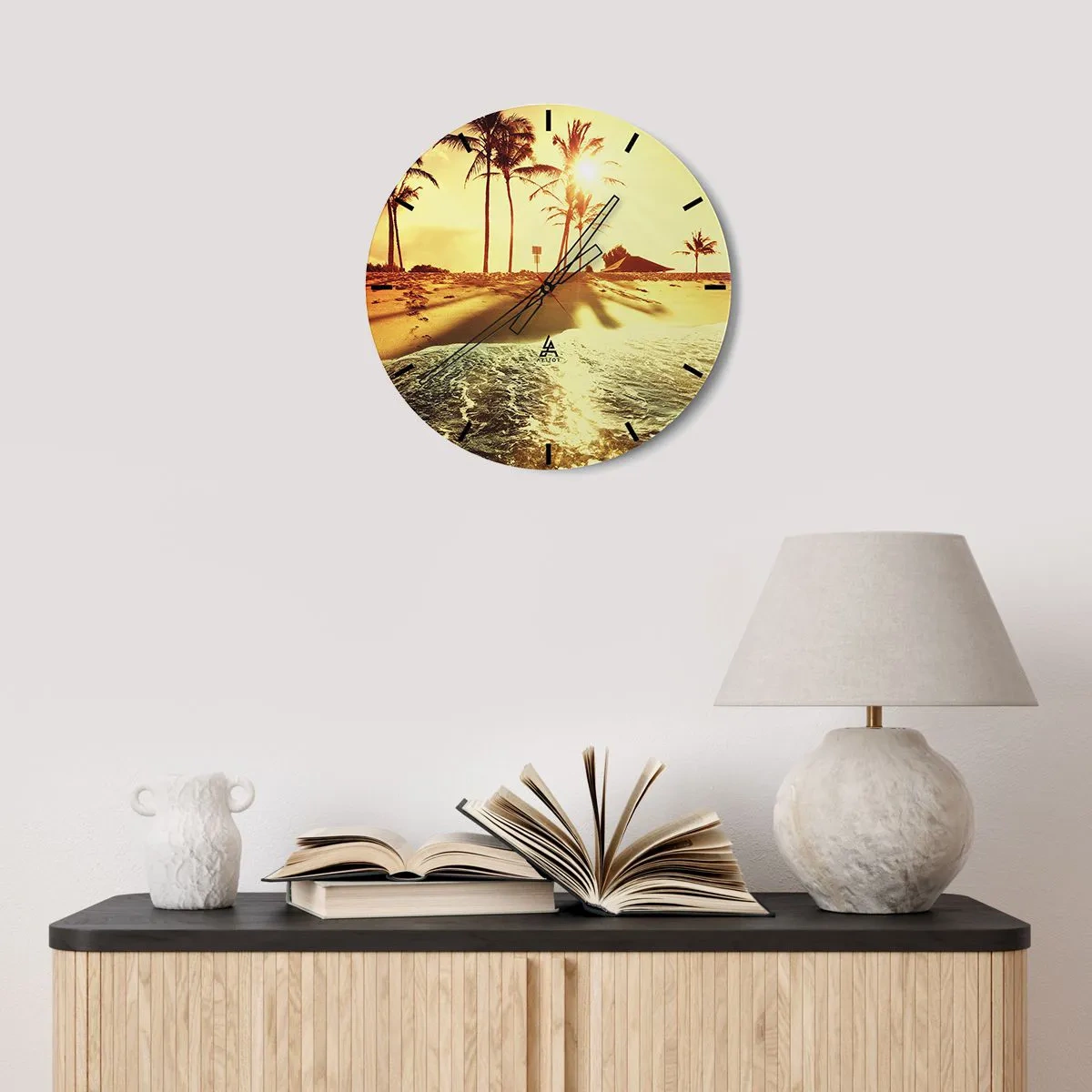 Relógio de parede - Relógio em vidro - Um mostrador de relógio com um motivo de praia à luz do pôr do sol - 30x30cm - Califórnia à tarde - Decoração de parede moderna para a sala de estar, cozinha e quarto ARTTOR