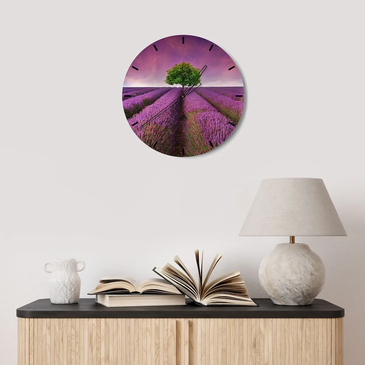 Relógio de parede - Relógio em vidro - Um campo de lavanda com uma árvore solitária contra um céu colorido - 30x30cm - Nos campos de lavanda - Decoração de parede moderna para a sala de estar, cozinha e quarto ARTTOR