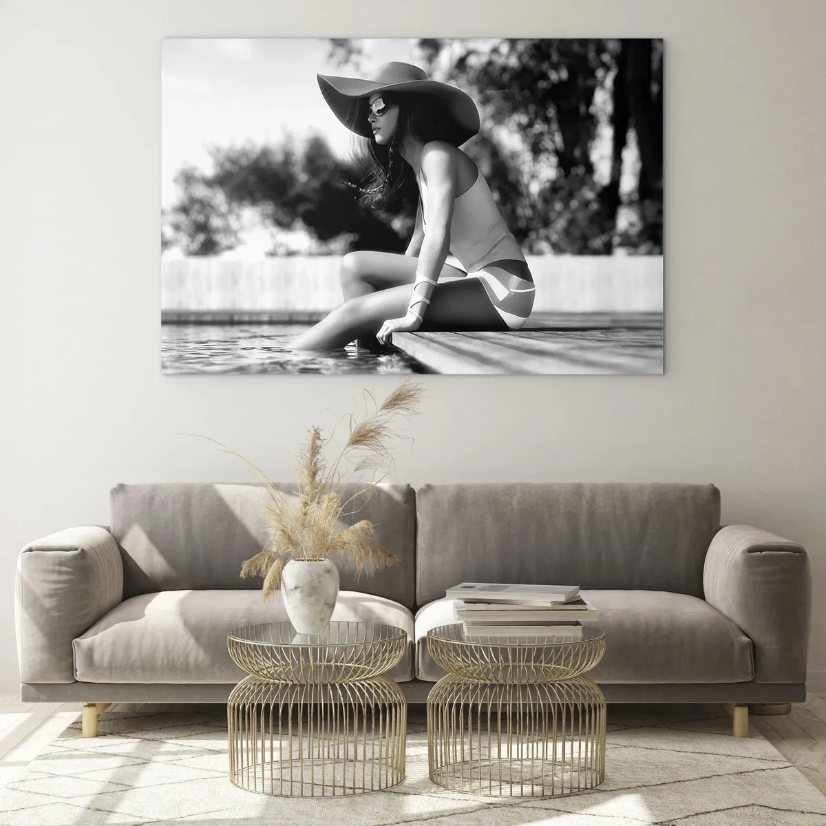 Quadro em vidro - Mulher usando chapéu sentada à beira da piscina em preto e branco - 70x50cm - Sonho de verão - Decoração de parede moderna para a sala de estar e quarto ARTTOR