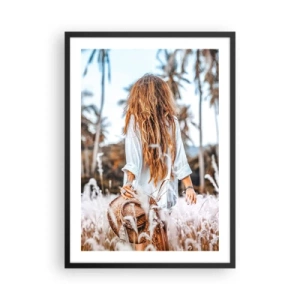 Pôster com moldura preta - Uma mulher de camisa branca caminhando entre palmeiras - 50x70cm - Nascida da maciez da relva - Decoração de parede moderna para a sala de estar e quarto ARTTOR
