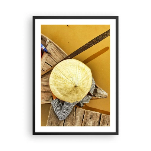 Pôster com moldura preta - Um chapéu tradicional tendo como pano de fundo um barco de madeira e água. - 50x70cm - A vida no rio amarelo - Decoração de parede moderna para a sala de estar e quarto ARTTOR