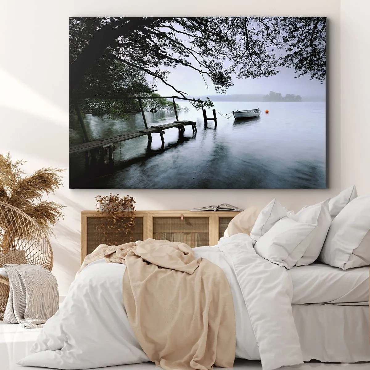 Quadro em tela - Um cais sobre a água com um barco ao fundo, cercado por uma paisagem enevoada - 70x50cm - Descanso imediato - Decoração de parede moderna para a sala de estar e quarto ARTTOR