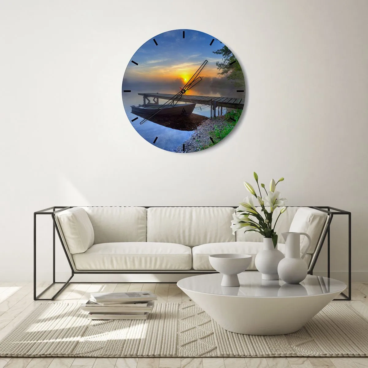 Relógio de parede - Relógio em vidro - Um barco no cais durante o nascer do sol sobre o lago - 30x30cm - Como o comum se transforma em mágico - Decoração de parede moderna para a sala de estar, cozinha e quarto ARTTOR