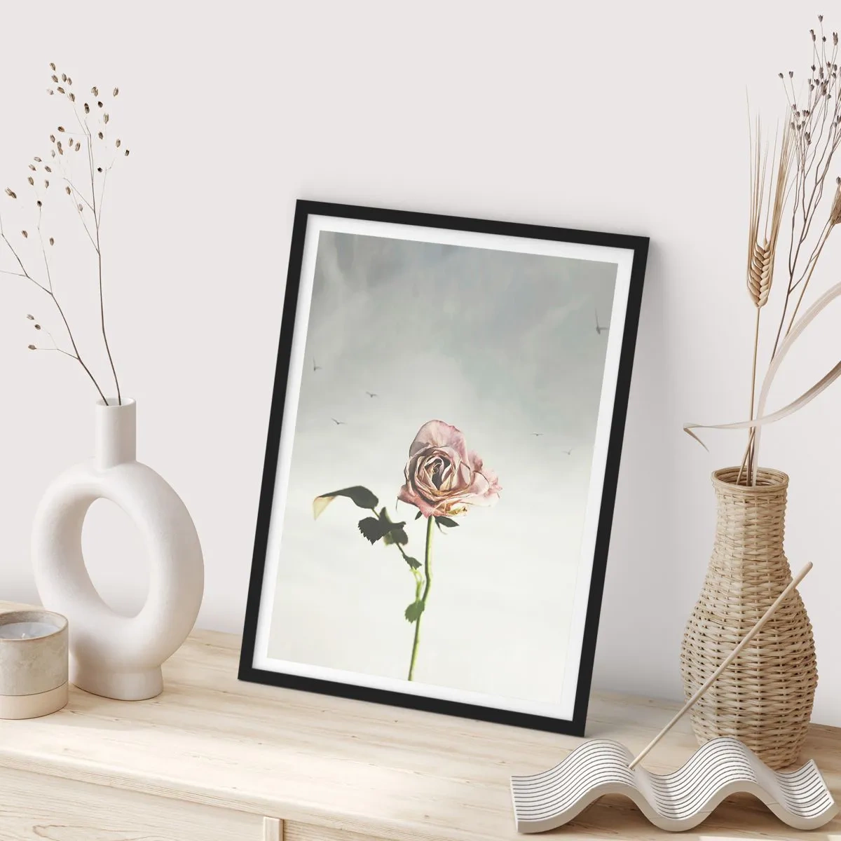 Pôster com moldura preta - Uma rosa sutil contra um céu delicado - 50x70cm - Boas-vindas da primavera  - Decoração de parede moderna para a sala de estar e quarto ARTTOR