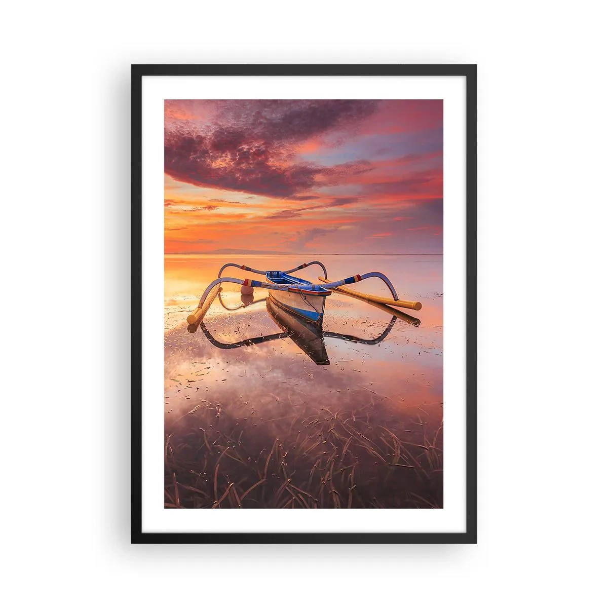 Pôster com moldura preta - Um barco na água durante um pôr do sol pitoresco - 50x70cm - A calma de uma noite tropical - Decoração de parede moderna para a sala de estar e quarto ARTTOR