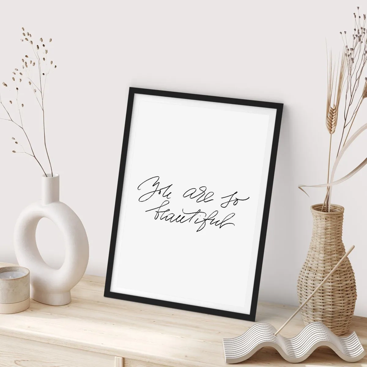 Pôster com moldura preta - Inscrição preta 'Você é tão bonita' em um fundo branco - 50x70cm - De verdade, acredite... - Decoração de parede moderna para a sala de estar e quarto ARTTOR