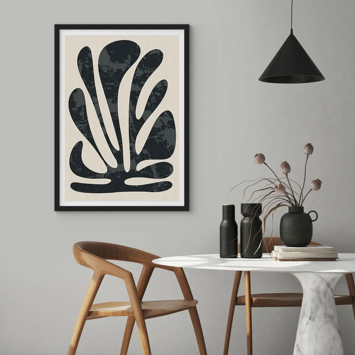 Pôster com moldura preta - Forma abstrata de planta preta em um fundo bege - 50x70cm - Abstração com vários dedos - Decoração de parede moderna para a sala de estar e quarto ARTTOR