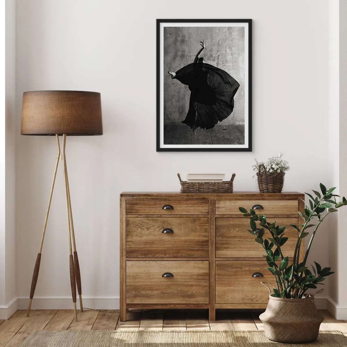 Pôster com moldura preta - Uma foto em preto e branco de uma dançarina em movimento dinâmico contra uma parede crua. - 50x70cm - Cheio de paixão - Decoração de parede moderna para a sala de estar e quarto ARTTOR