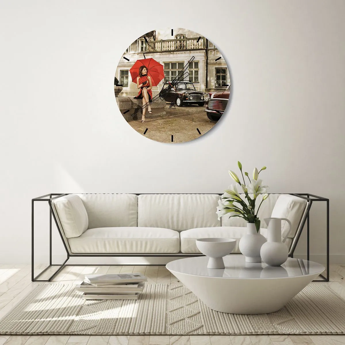 Relógio de parede - Relógio em vidro - Uma mulher com um guarda-chuva vermelho em frente a carros retrô. - 30x30cm - Mini-viagem sentimental - Decoração de parede moderna para a sala de estar, cozinha e quarto ARTTOR