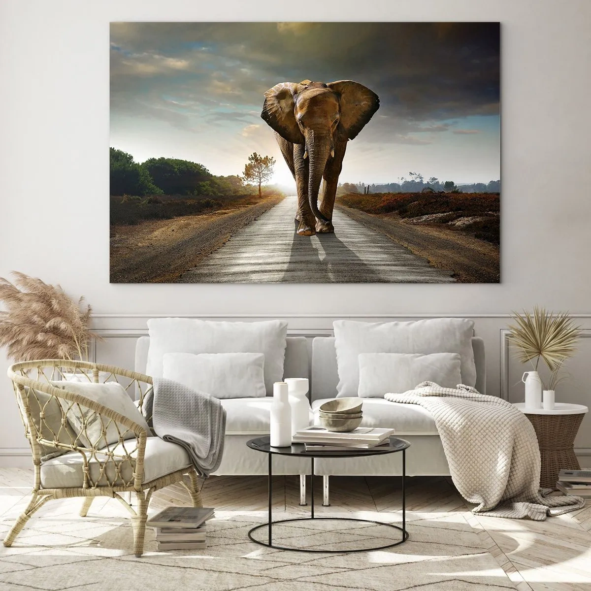 Quadro em vidro - Um elefante caminhando pela estrada ao pôr do sol - 70x50cm - Não faz parte da composição da porcela - Decoração de parede moderna para a sala de estar e quarto ARTTOR