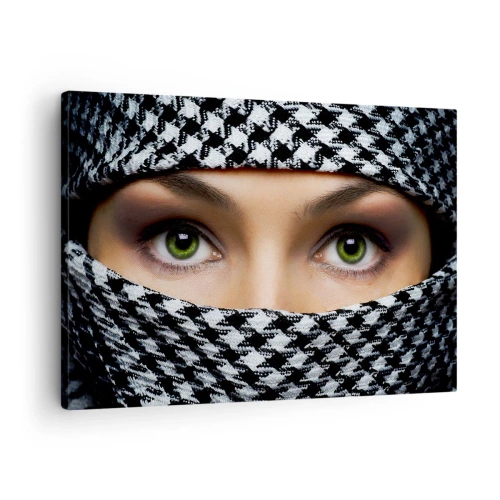 Quadro em tela - Os olhos verdes de uma mulher estão escondidos atrás de um tecido estampado em preto e branco. - 70x50cm - Retrato de uma beleza velada de olhos verdes - Decoração de parede moderna para a sala de estar e quarto ARTTOR