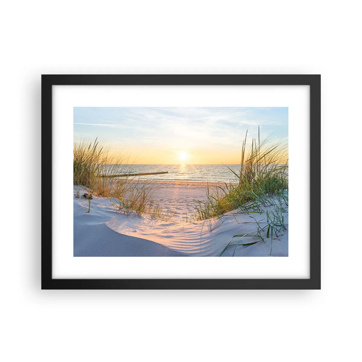 Pôster com moldura preta - O som do mar, o canto dos pássaros, a praia selvagem entre a relva... - 40x30 cm