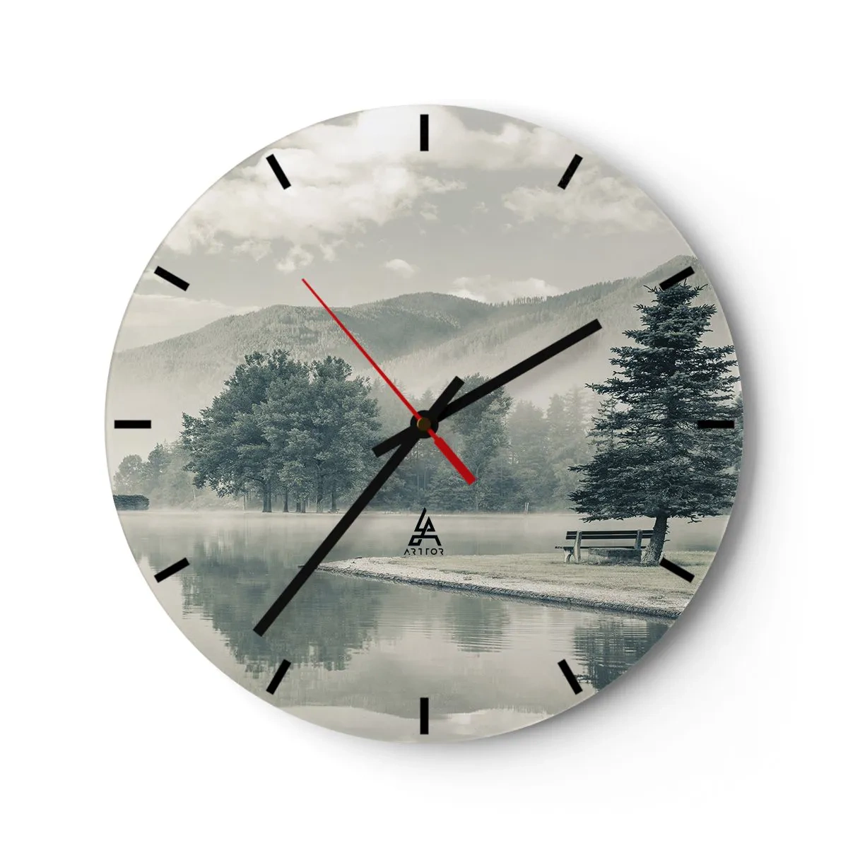 Relógio de parede - Relógio em vidro - Névoa matinal sobre um lago tranquilo entre as montanhas - 30x30cm - O lago ainda está a dormir - Decoração de parede moderna para a sala de estar, cozinha e quarto ARTTOR