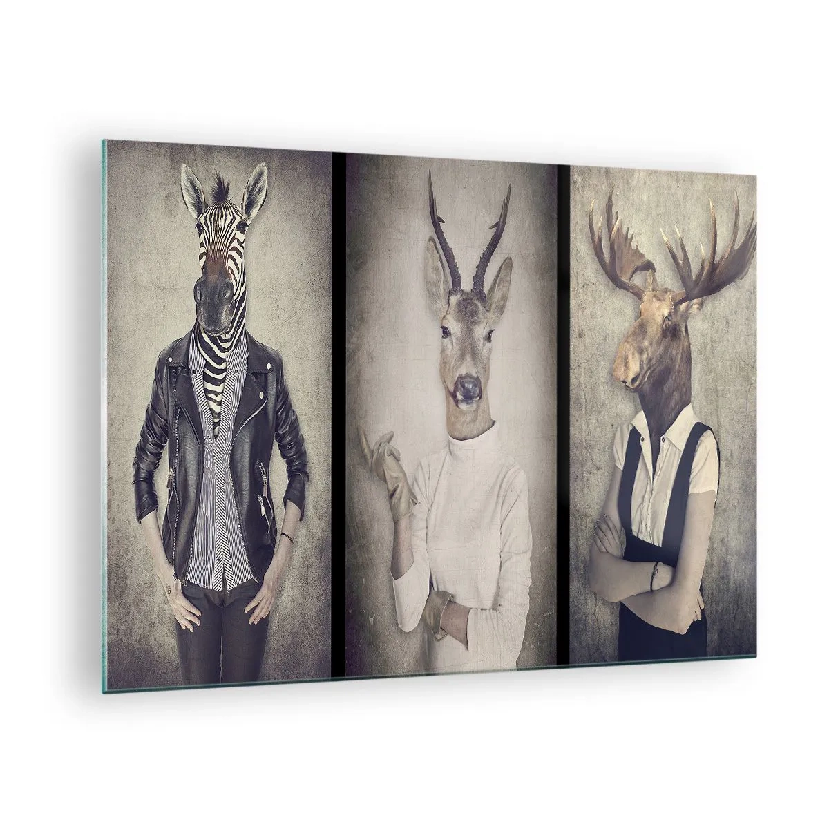 Quadro em vidro - Três figuras de animais em trajes humanos sobre um fundo neutro - 70x50cm - Deixem os gestos falar - Decoração de parede moderna para a sala de estar e quarto ARTTOR