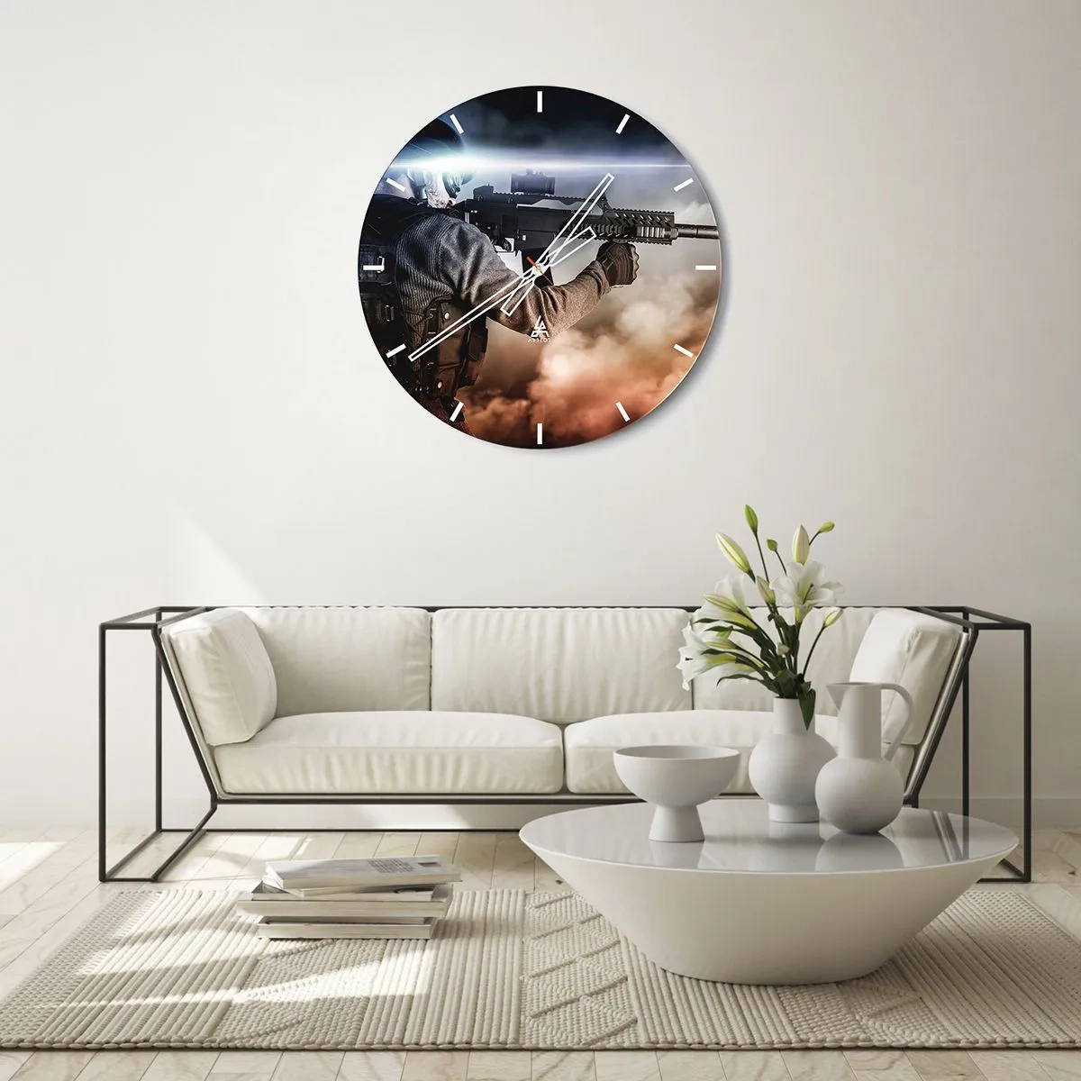 Relógio de parede - Relógio em vidro - Um soldado com um rifle em um fundo de fumaça e flashes de luz. - 30x30cm - Simplesmente um herói - Decoração de parede moderna para a sala de estar, cozinha e quarto ARTTOR