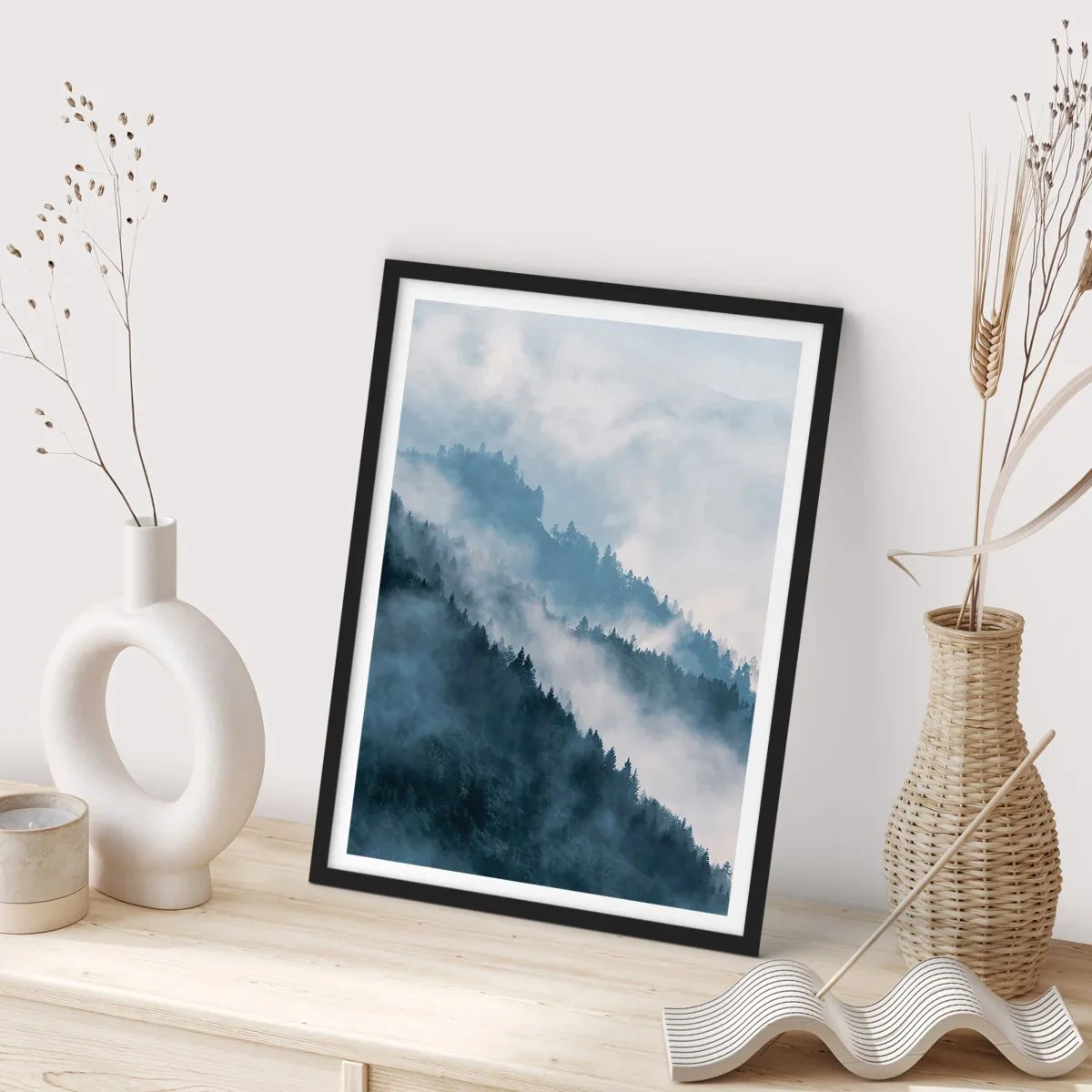 Pôster com moldura preta - Montanhas enevoadas cobertas de floresta - 50x70cm - Misticismo das montanhas - Decoração de parede moderna para a sala de estar e quarto ARTTOR